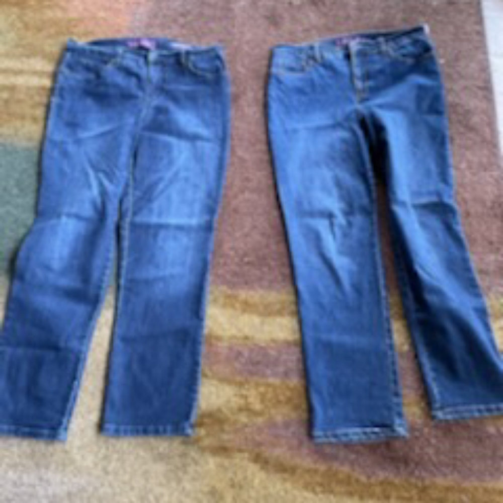 Gloria Vanderbilt size 8 women's jeans. Never worn.